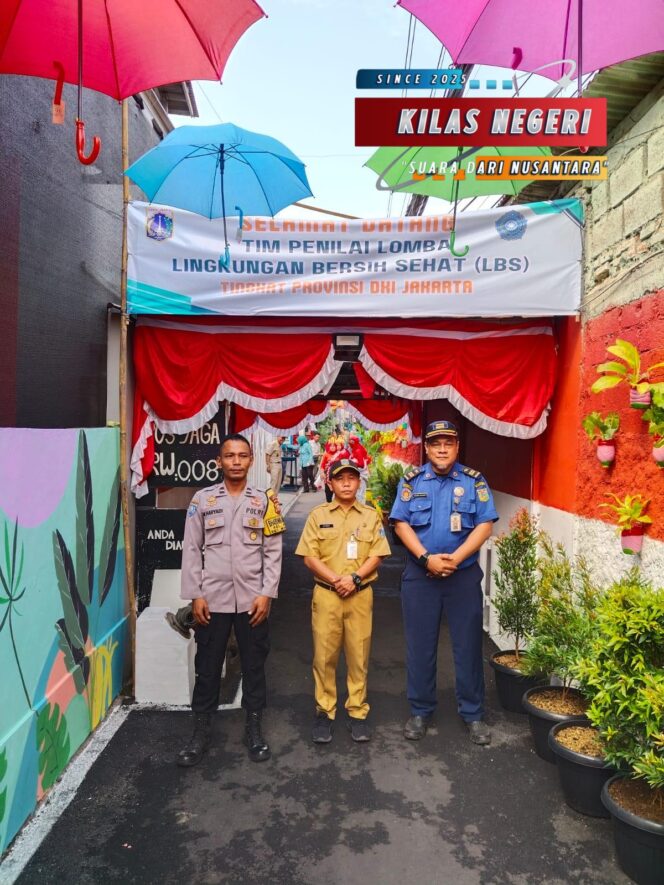 
Polisi Bersama Warga Jaga Lingkungan Sehat, Aman, dan Harmonis di Halim Perdanakusuma