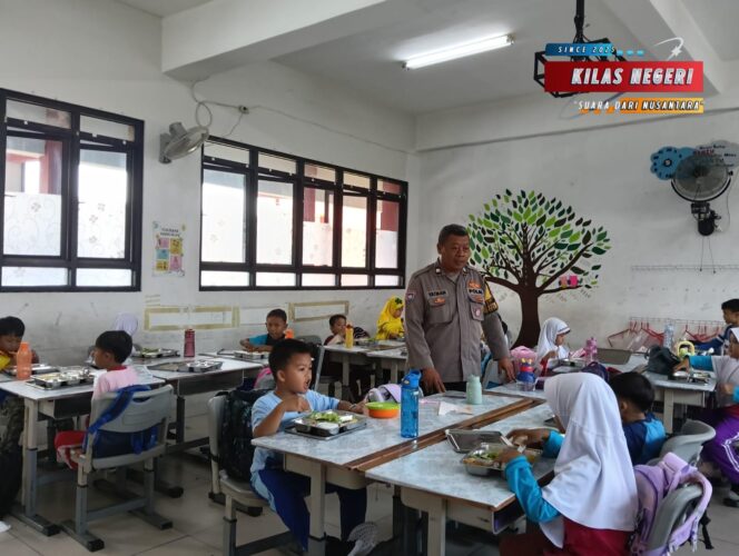 
Polisi Kawal Pemberian Makanan Bergizi Gratis untuk Ribuan Siswa di Susukan, Wujud Peduli dan Amanah untuk Masa Depan Anak Bangsa