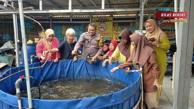 
Polisi Dukung Ketahanan Pangan Warga Lewat Pembinaan Pekarangan Bergizi di Penggilingan