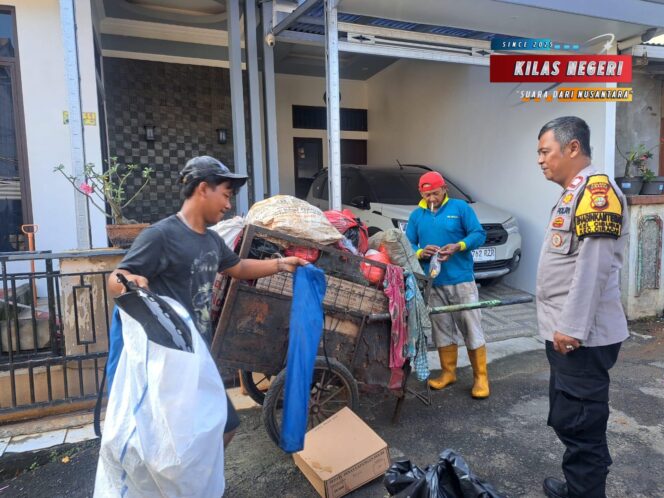 
Bhabinkamtibmas Cibubur Ajak Warga Ngopi Kamtibmas, Bahas Ancaman Tawuran hingga Narkoba