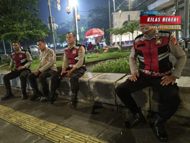 
Polsek Ciracas Gelar Patroli Dini Hari, Cegah Tawuran dan Kejahatan Jalanan di Titik Rawan