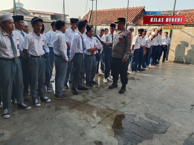 
Kapolsek Makasar Sambangi Sekolah Islam Annasyatul Ilmiah, Tegaskan Pentingnya Peran Pelajar dalam Menjaga Masa Depan Bangsa