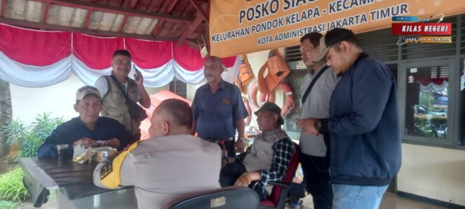 
Ngopi Kamtibmas, Cara Polisi Bangun Kedekatan dengan Warga Pondok Kelapa