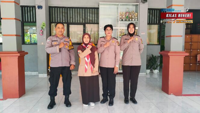 
Polsek Makasar Sambangi SDN 06 Makasar, Sampaikan Himbauan Kamtibmas untuk Guru dan Siswa