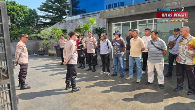 
Polsek Jatinegara Gelar Apel Pengamanan Aksi Unjuk Rasa Tiga Aliansi di Kantor PT Wijaya Karya