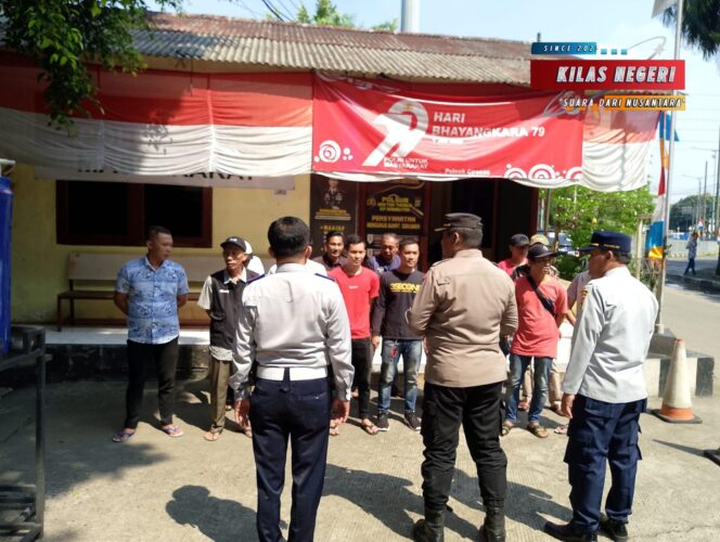 
Polsek Ciracas dan Dishub Tertibkan Pedagang Asongan di Terminal Bus Kampung Rambutan