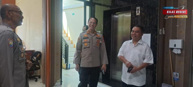 
Bangun Sinergi, Kapolsek Matraman Ngopi Bareng Tokoh Masyarakat Bahas Keamanan Lingkungan