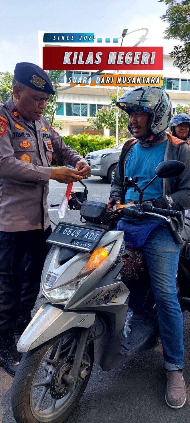 
Polda Metro Jaya Melalui Ditpamobvit Membagikan Bendera Merah Putih Di Sekitar Monas