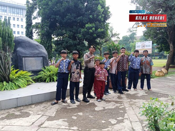 
Unit Samapta Polsek Ciracas Gelar Patroli Dialogis di Sekolah PKP, Sampaikan Pesan Edukatif kepada Pelajar