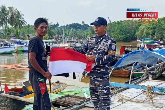 
Tingkatkan Jiwa Nasionalisme Sambut HUT Ke-80 Republik Indonesia, Lanal Banjarmasin Bagikan 1.000 Bendera Merah Putih