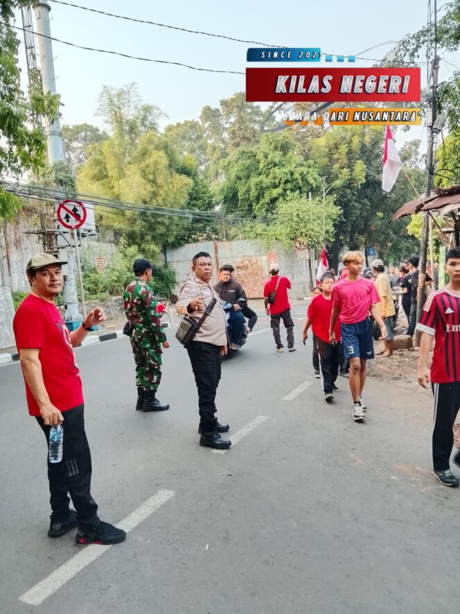 
Bhabinkamtibmas Kebon Pala Kawal Jalan Santai RW 011 Sambut HUT ke-80 RI