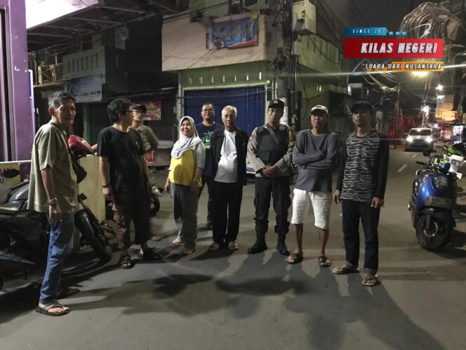 
Bhabinkamtibmas Sambangi Titik Rawan di Cipinang Besar Utara, Warga Apresiasi Upaya Cegah Gangguan Kamtibmas