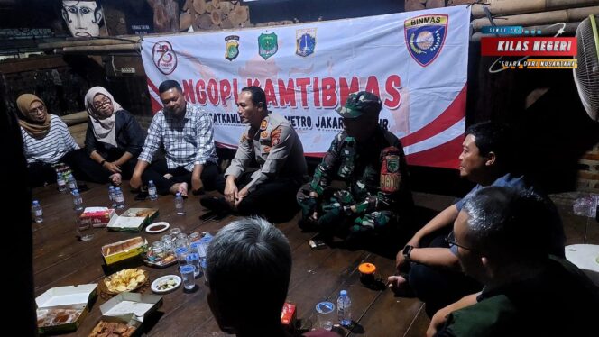 
Ngopi Kamtibmas di Utan Kayu Selatan, Polsek Matraman Ajak Warga Perkuat Keamanan Lingkungan