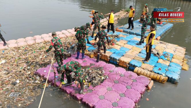 
Peduli Lingkungan dalam rangka memperingati HUT Kemerdekaan RI ke-80, Dandim 0502/JU Pimpin Kegiatan Serbuan Teritorial Serentak Kodam Jaya/Jayakarta Bersihkan Sungai Ciliwung