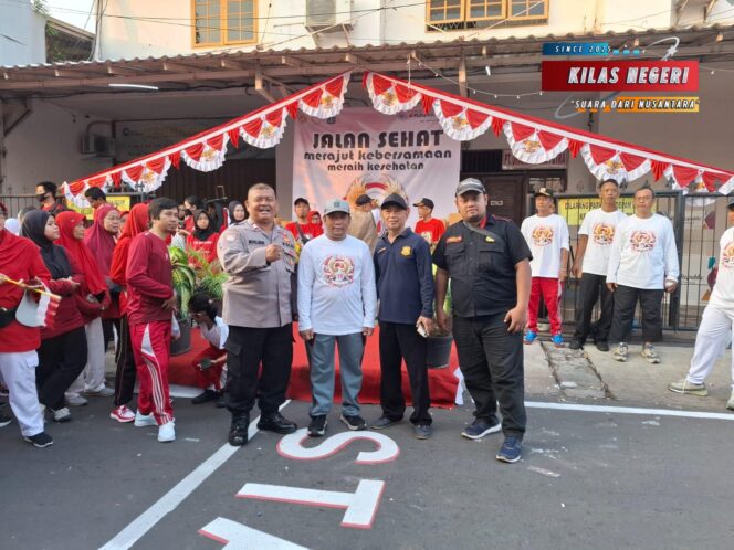 Bhabinkamtibmas Hadir Menyatu dengan Warga: Gerak Jalan Santai RW 11 Pisangan Timur Berlangsung Aman dan Meriah