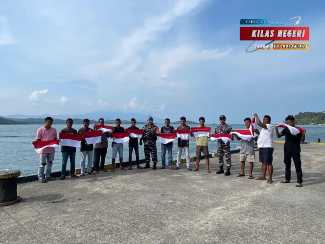 Gerakan Semangat Nasionalisme, Komandan Pos TNI AL Penuba Turun Langsung Serahkan Bendera Merah Putih Kepada Nelayan