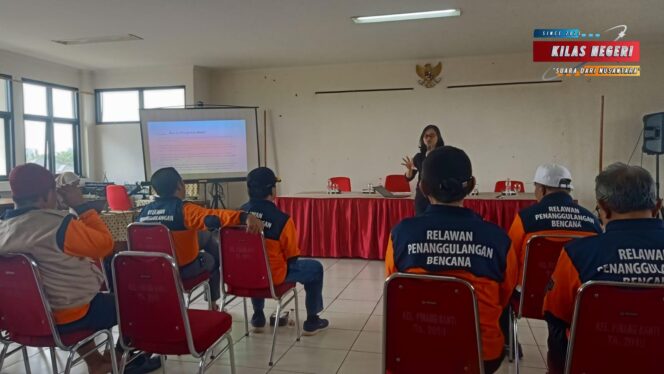 
Edukasi Tanggap Bencana, Bhabinkamtibmas Kelurahan Pinang Ranti Hadiri Sosialisasi BPBD Jakarta Timur