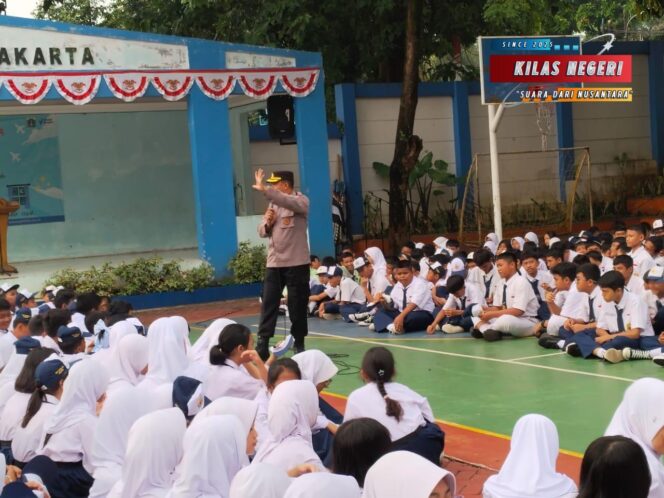 Bina Pelajar Sejak Dini, Kapolsek Makasar Jadi Irup dan Narasumber di SMPN 214 Jakarta Timur