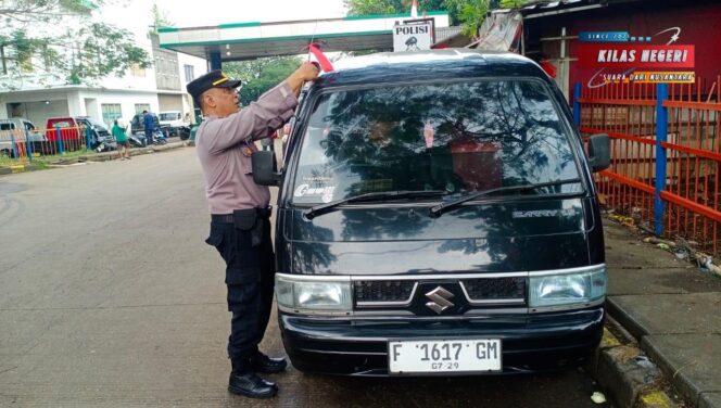 
Polsek Kramatjati Bagikan 600 Bendera Merah Putih, Bangkitkan Semangat Nasionalisme Jelang HUT RI ke-80