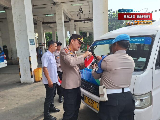 
Semarak Merah Putih di Makasar, Polsek Bagikan 600 Bendera ke Warga dan Pengguna Jalan