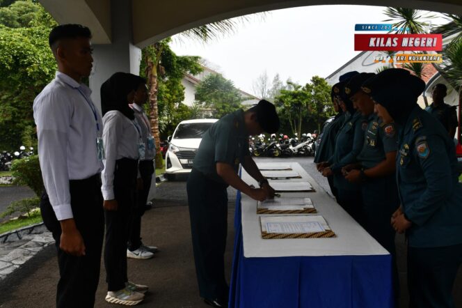 
Komandan Lanal Bandung Berikan Pengarahan dan Penandatanganan Pakta Integritas Panitia Daerah Penerimaan Caba, Cabawan dan Tamtama PK TNI AL Gelombang II Tahun 2025