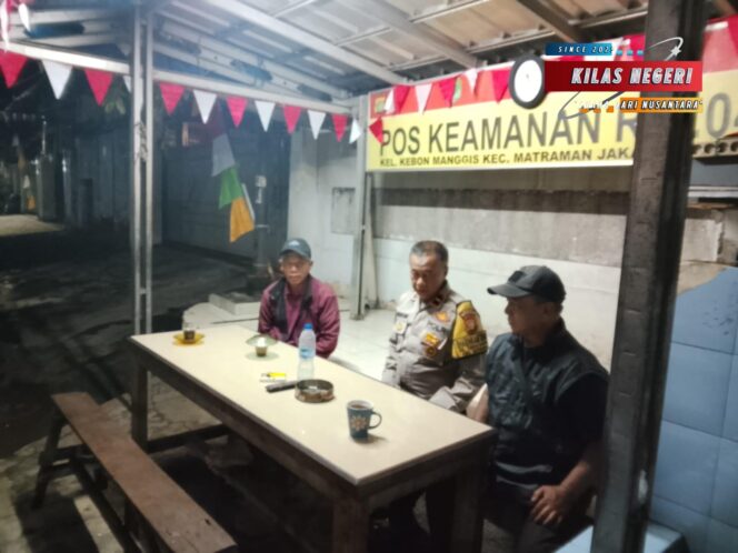 
Bhabinkamtibmas Kebon Manggis Patroli Malam Bersama Hansip Jaga Perbatasan Timur-Selatan