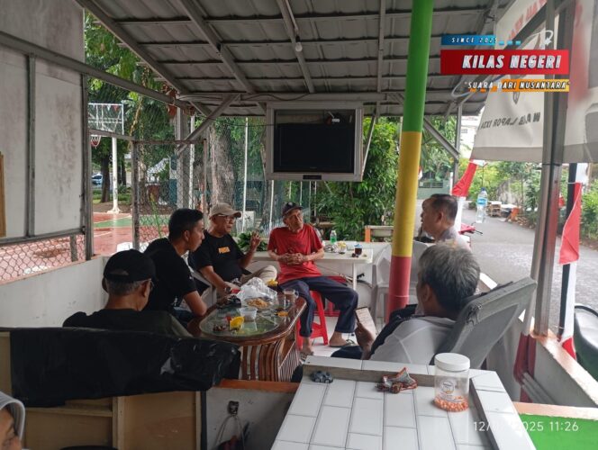 
Bhabinkamtibmas Kelurahan Jati Kunjungi Pos Kamling, Sampaikan Himbauan Kamtibmas