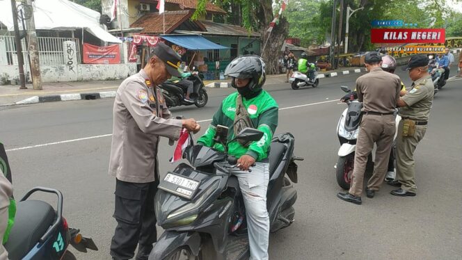 
Sambut HUT RI ke-80, Polsek Matraman Bagikan Bendera Merah Putih ke Pengguna Jalan