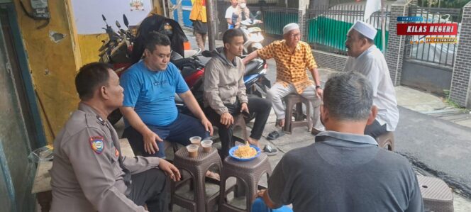 
Bhabinkamtibmas Kayu Manis Ajak Warga Pasang Bendera dan Tingkatkan Kewaspadaan Menjelang HUT RI ke-80