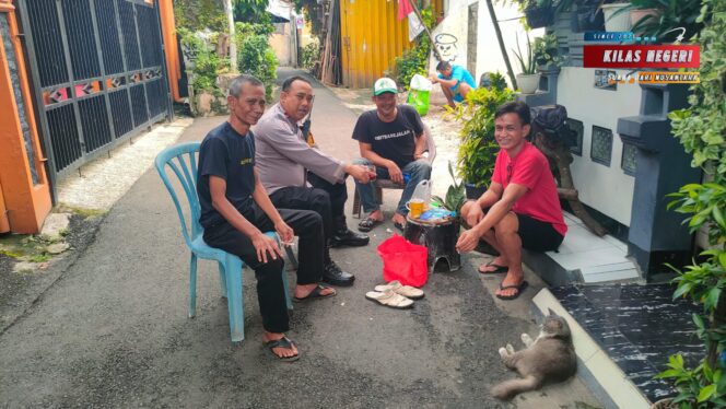 
Bhabinkamtibmas Kelurahan Makasar Imbau Warga Antisipasi Tawuran dan 3C Menjelang HUT RI ke-80