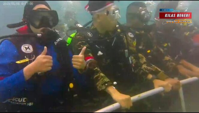 Songsong HUT Republik Indonesia Ke-80, Kodaeral IX Ambon dan Forkopimda Maluku Kibarkan Bendera Bawah Laut