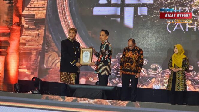 
Kejaksaan Agung Raih Anugerah HUMAS INDONESIA Tahun 2025 Kategori Institusi Terpopuler di Media Sosial