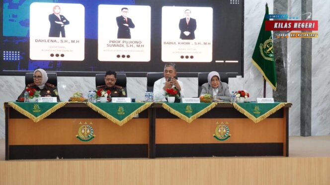 
Kajati Kepri dan Jajaran Dikunjungi Komjak RI, Kajati: Komjak RI Mitra Strategis dalam Perbaikan Kinerja Kejaksaan.