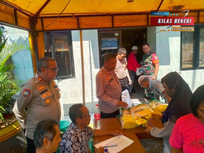 Polisi Peduli Pangan: Kapolsek Pasar Rebo Salurkan 3 Ton Beras Murah untuk Warga Cijantung