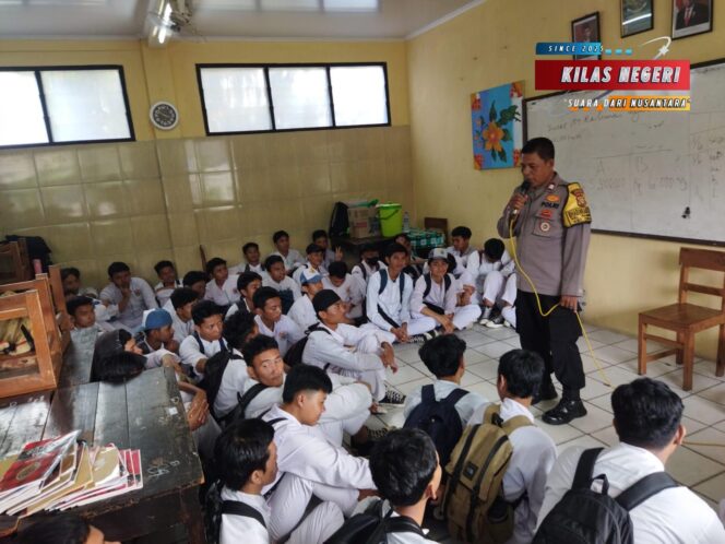 Polisi Masuk Sekolah: Bhabinkamtibmas Ciracas Ajak Pelajar SMK Jadi Generasi Anti Kekerasan dan Narkoba