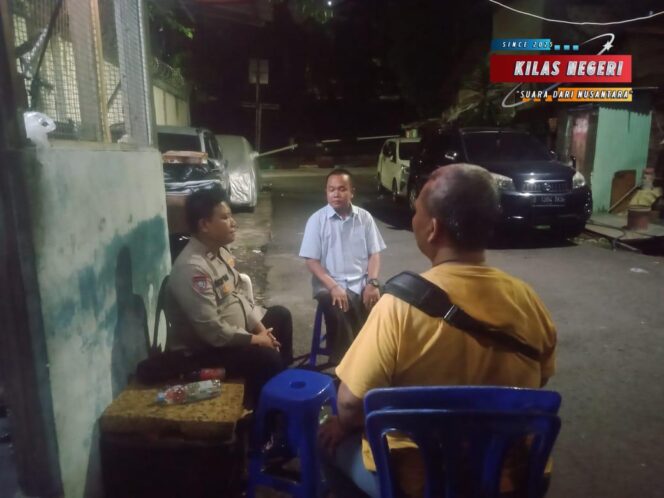 
Bhabinkamtibmas Pisangan Baru Sambangi Pos Kamling, Bangun Sinergi Cegah Tawuran dan Kejahatan Jalanan