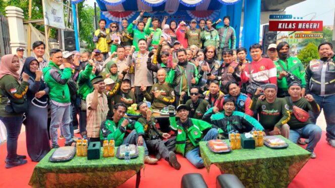 
Polsek Cakung dan Komunitas Ojol Gelar Baksos dan Hiburan Rayakan Anniversary ke-8, Dukung Program “Jaga Jakarta”