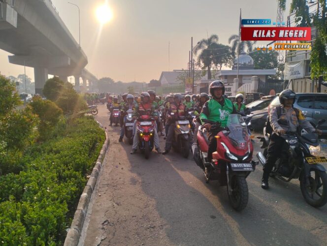 
Polsek Cakung Kawal Keberangkatan 100 Pengemudi Ojol untuk Apel Kamtibmas Bersama Polda Metro Jaya