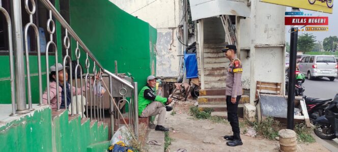 
Dekat dengan Rakyat, Polisi Sentuh Hati Pengemudi Ojol Lewat Patroli Dialogis di Jatinegara