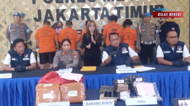 Satuan Reserse Narkoba Polres Metro Jakarta Timur Bekuk 5 Pria Pengedar Narkoba