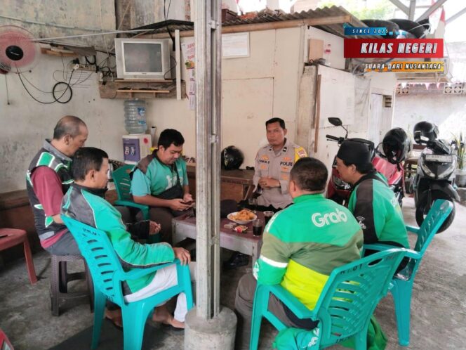 POLISI HADIR DI TENGAH MASYARAKAT, BHABINKAMTIBMAS PALMERIAM JALIN KEAKRABAN BERSAMA KOMUNITAS OJEK ONLINE