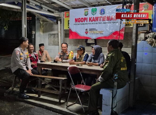 NGOPI KAMTIBMAS, KAPOLSEK MATRAMAN PERKUAT SINERGI POLRI DAN WARGA KEBON MANGGIS MELALUI DIALOG HANGAT
