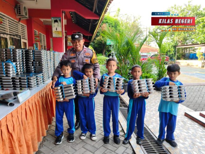 Polsek Cakung Dukung Program “Gerakan Ibu Memanggil”, Bagikan 3.235 Porsi Makanan Bergizi di Sekolah-Sekolah Penggilingan