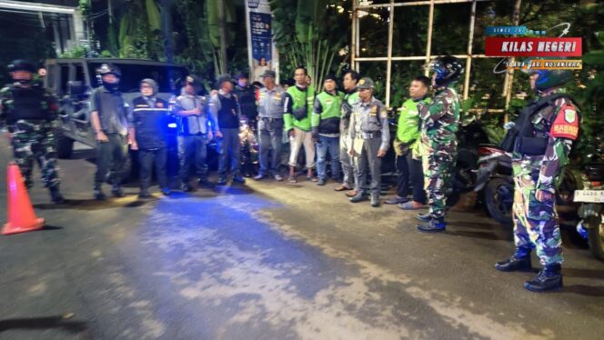 
Patroli Malam Sinergi Tiga Pilar Bersama Komduk: Babinsa Koramil 02/Pondok Gede Ajak Warga Jaga Lingkungan, Cegah Tawuran dan Kejahatan Malam