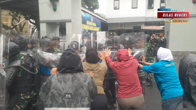 
Lanal Bandung Didemo, Pasukan Dakhura Pukul Mundur Pengunjuk Rasa