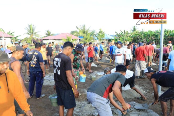 
Semangat Kebersamaan, Satgas TMMD dan Warga Desa Wama Bahu Membahu Cor Lapangan Voli