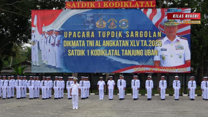 
Komandan Satdik 1 Kodiklatal Tanjung Uban Menutup Pendidikan Dasar Golongan Lanjutan Siswa Dikmata Angkatan XLV TA. 2025
