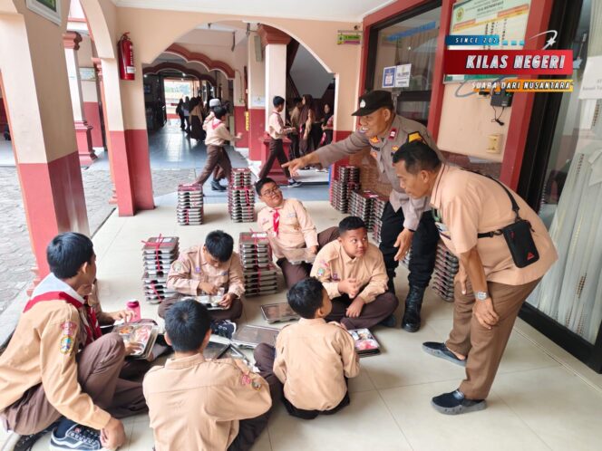 
Gerakan Ibu Memanggil, Polsek Cakung Dukung Program Asta Cita Lewat Pembagian Makanan Bergizi di Sekolah
