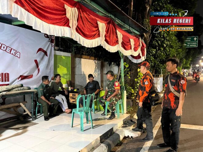 
Jaga Keamana Kodim 0504/JS Bersama Komduk Patroli Poskamling