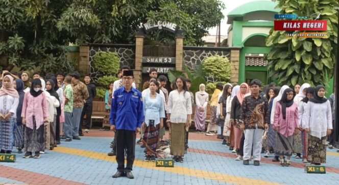 
Di Hari Guru ke 80, Para Orang Tua Murid dan Komite Sekolah di SMAN 53 Jakarta Jadi Petugas Upacara
